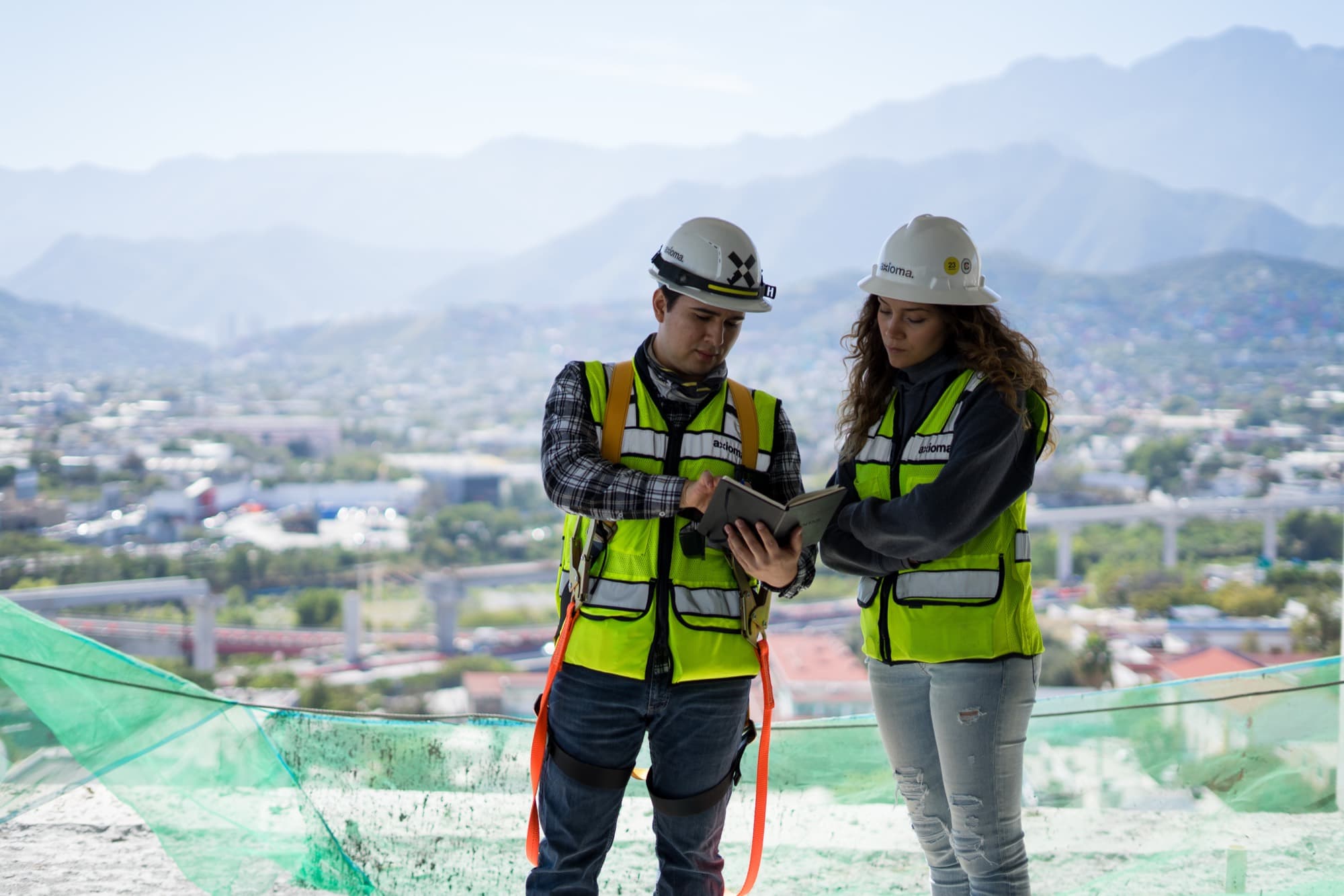 Equipo de Axioma revisando planos en obra